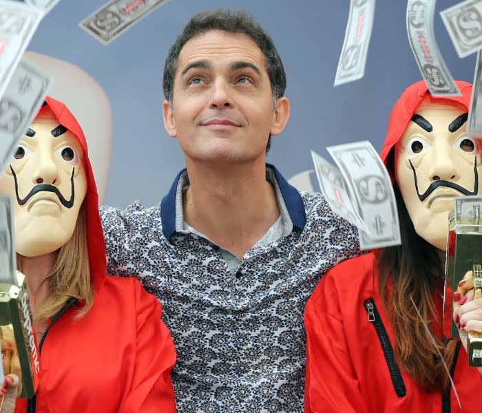 Pedro Alonso en un evento de 'La casa de papel' con dos personajes enmascarados