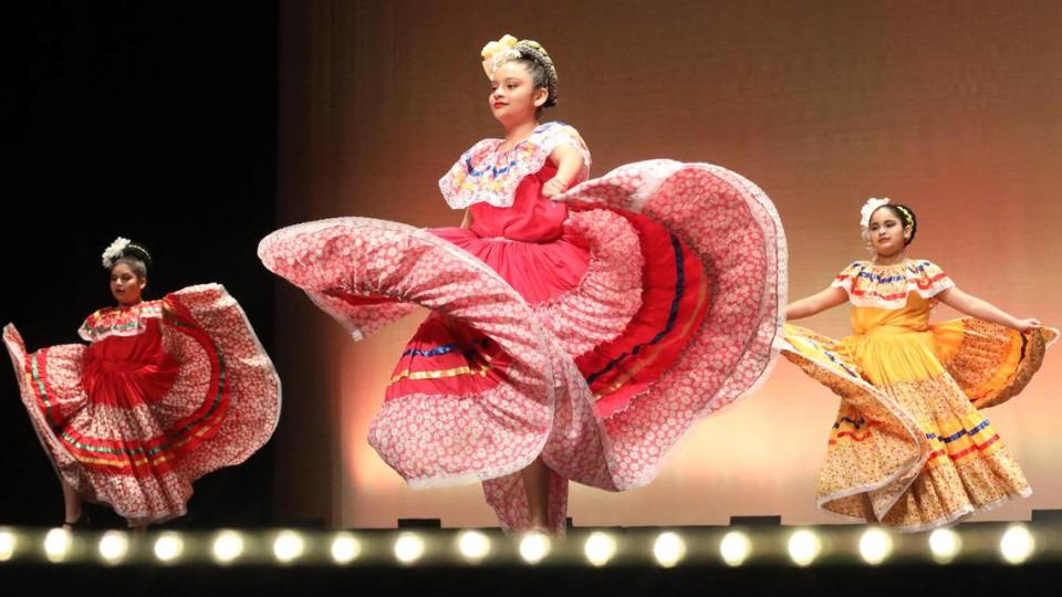 Estudiantes del Ballet Folclórico de la Escuela Orange Center en el escenario del Auditorio de la Escuela Roosevelt en Fresno, durante el festival México Mágico el primero de abril del 2023.