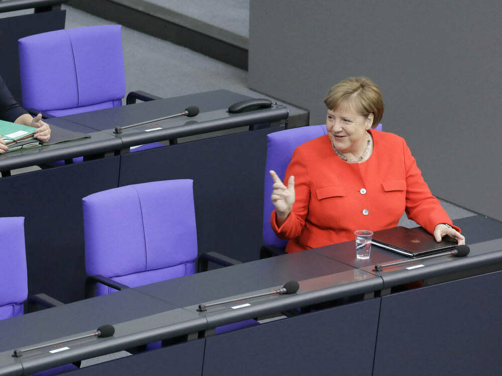 Bundeskanzlerin Angela Merkel hält sich an die Abstandsregel (Bild: imago images/Jens Schicke)