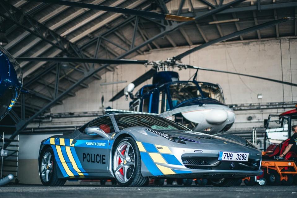 捷克警方將收繳來的贓車法拉利改裝成警車。   圖:翻攝自捷克警方推特
