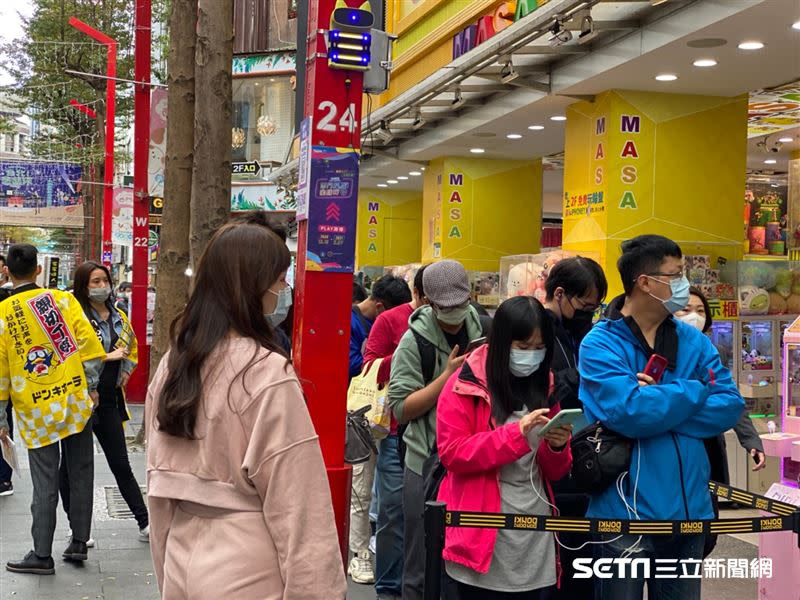 唐吉訶德台灣店開幕首個周末，下午就有排隊人潮，但在動線外的人龍都未保持防疫距離。（圖／記者馮珮汶攝）