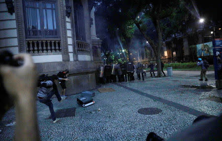 Demonstrators clash with riot police in a protest against President Michel Temer's proposal reform of Brazil's social security system during general strike in Rio de Janeiro, Brazil, April 28, 2017. REUTERS/Ricardo Moraes