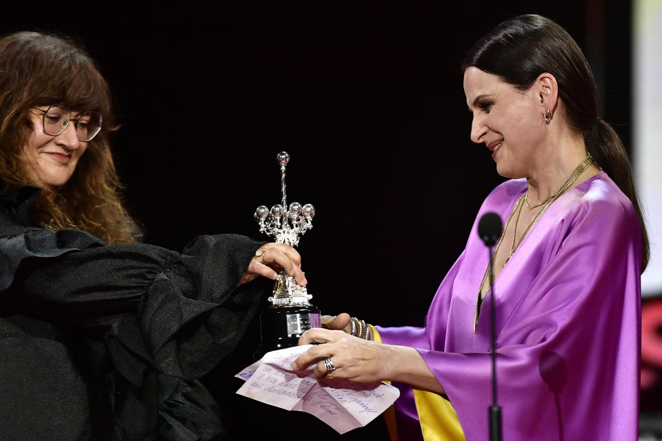 La directora española Isabel Coixet entrega el Premio Donostia a la actriz francesa Juliette Binoche por su trayectoria en la 70ª edición del Festival de Cine de San Sebastián, en San Sebastián, España, el domingo 18 de septiembre de 2022. (Foto AP/Álvaro Barrientos)