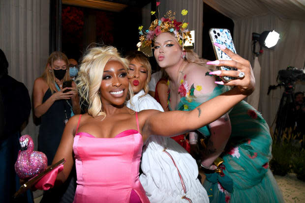 Jackie Aina, and Nikkie de Jager with MJ Rodriguez<p>Photo: Kevin Mazur/MG21/Getty Images For The Met Museum/Vogue</p>