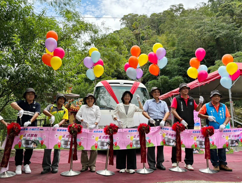 205號幸福巴士通車 雲林縣交通工務局18日在古坑鄉九芎公廟舉辦幸福巴 士通車記者會，雲林縣副縣長謝淑亞（中）、古坑鄉 長林慧如（左3）等人一同宣布「205號幸福巴士，出 發」。 （彰化縣政府提供） 中央社記者姜宜菁傳真  113年6月18日 