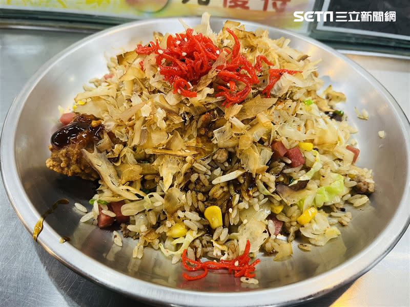 「無敵蛋炒飯」上的柴魚片隨著熱氣跳舞，照燒醬滋味酸甜，視覺味覺兼具，成為店裡熱賣招牌。（圖／記者賴俊佑）