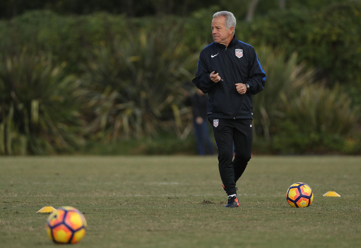 Dave Sarachan helps lead a U.S. men’s national team training session. (Getty)
