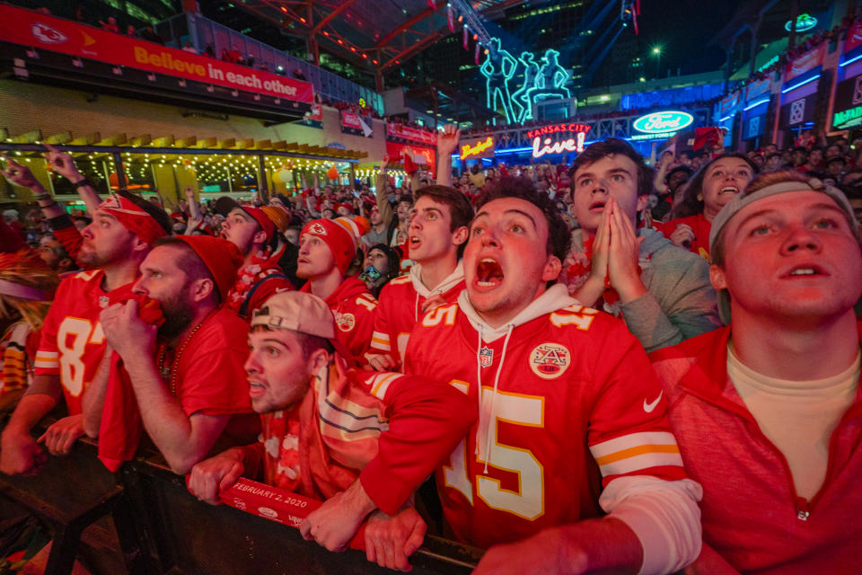 Fans fiebern beim Public Viewing mit - eine Kurzgeschichte