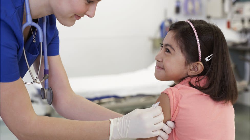 Una niña siendo vacunada contra la polio