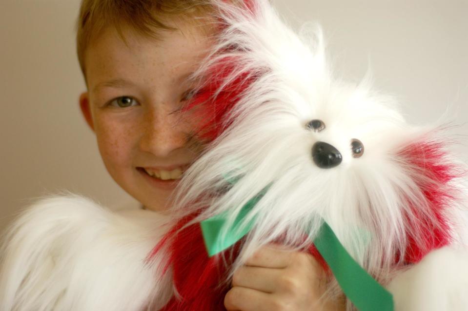 <p>Este niño australiano de 12 años tiene la conciencia clara de que ayudar a los otros lo hace feliz. Desde hace tres años se dedica a fabricar muñecos de peluche para niños enfermos de todo el mundo. Hasta el momento ha hecho casi 1,000 peluches. Algunos son personalizados con el nombre de los dueños en las patas de los animales de juguete, otros simplemente elaborados con la dedicación que Campbell pone en cada una de las piezas. Cuando puede entregarlos personalmente, cuenta que le gusta ver las sonrisa de los niños enfermos quienes muchas veces le agradecen con un cálido abrazos. Campbell es la muestra de que los grandes regalos siempre están elaborados con amor y generosidad. (Facebook) </p>