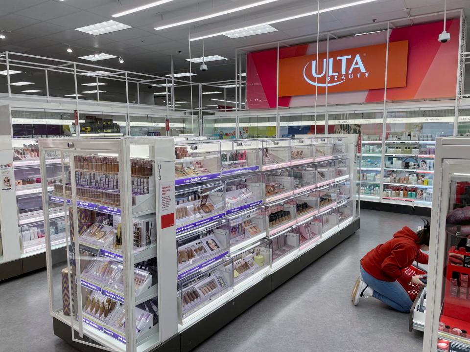 El maquillaje y otros productos de belleza están encerrados detrás de plexiglás en la sección Ulta Beauty de una tienda Target en White Plains, Nueva York, EE.UU., 17 de noviembre de 2022. REUTERS/Arriana McLymore