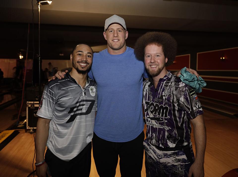 La estrella de los Dodgers, Mookie Betts, a la izquierda, posa con el apoyador de los Arizona Cardinals, JJ Watt, y la estrella de la PBA, Kyle Troup.