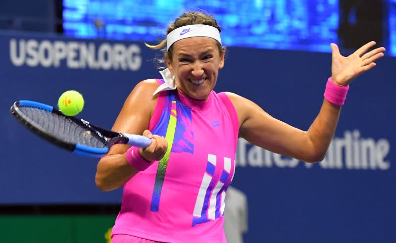 La tenista bielorrusa Victoria Azarenka golpea la bola durante su partido frente a Serena Williams