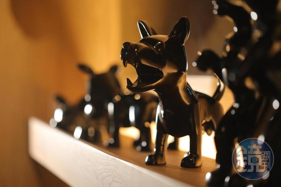 「狗札記」系列銅雕，出自藝術家黃柏仁之手。