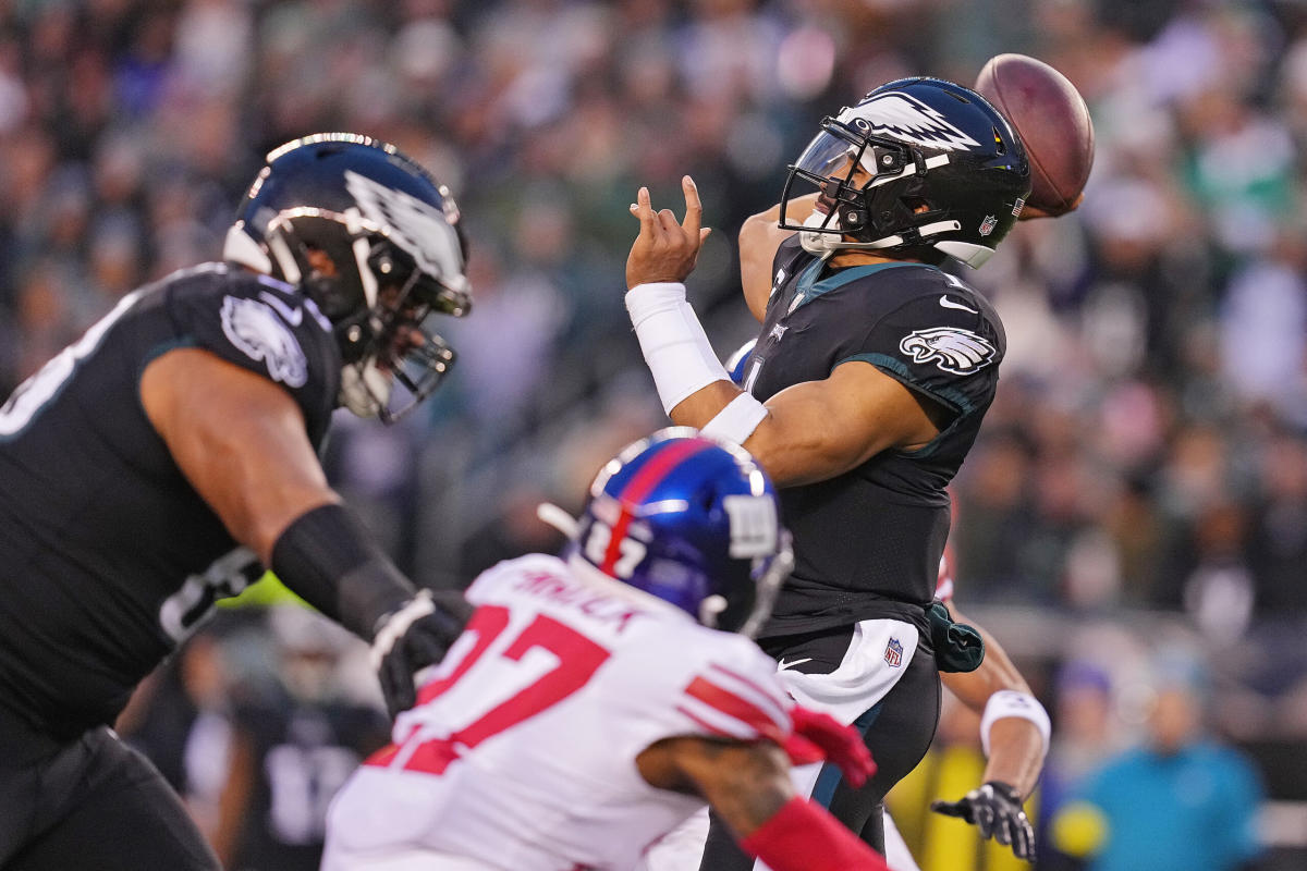 Philadelphia Eagles training camp observations: Jalen Hurts struggles to  connect with receivers, Avonte Maddox makes highlight-reel play