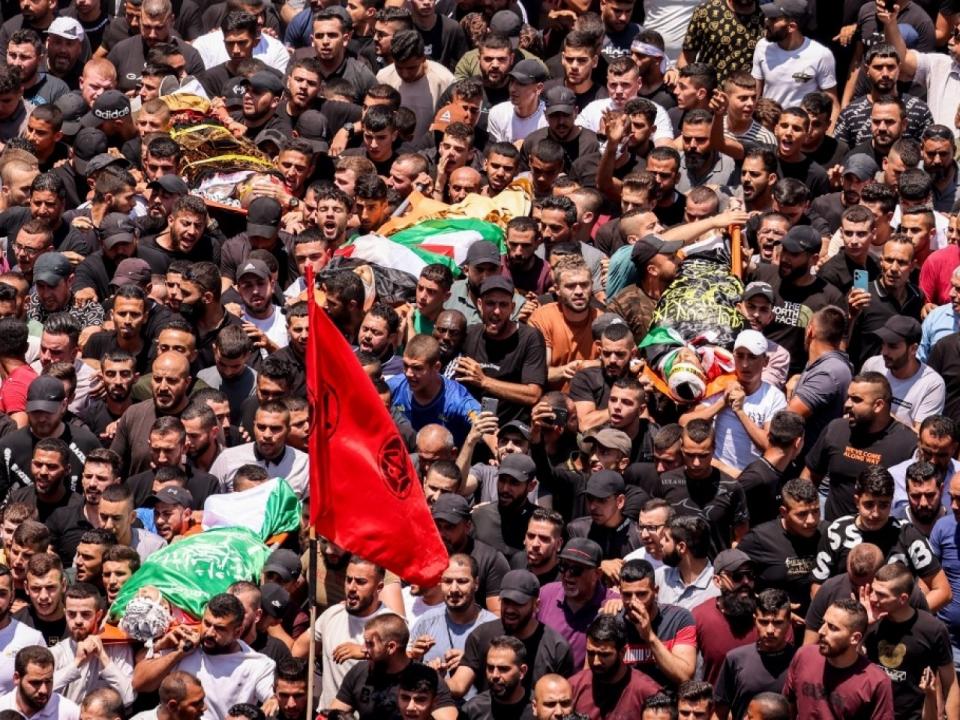在西岸城鎮傑寧，數以千計民眾為在以軍行動中被殺的巴靭斯坦人送殯。