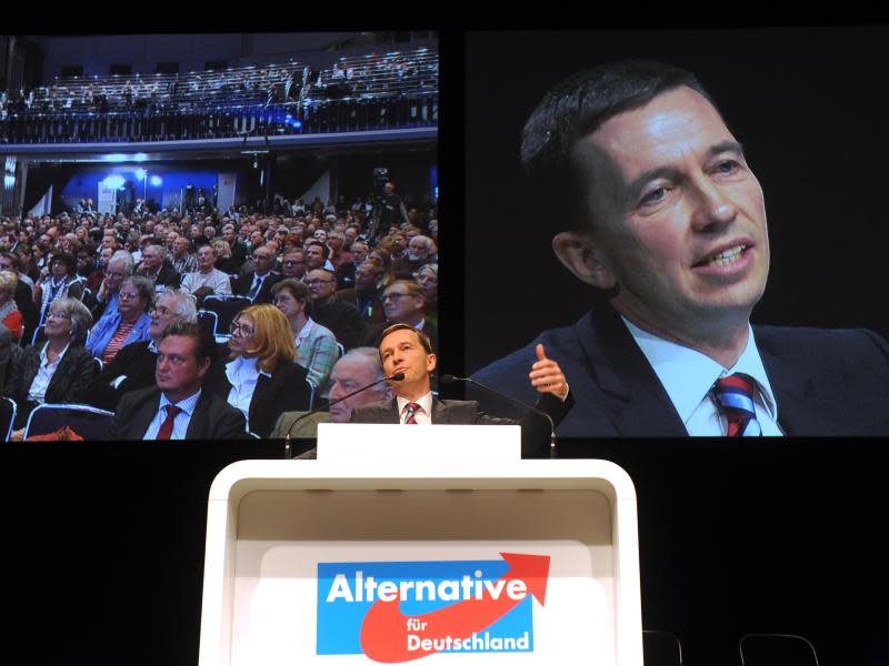 Bernd Lucke gibt in Bremen seine persönliche Erklärung ab. Foto: Ingo Wagner