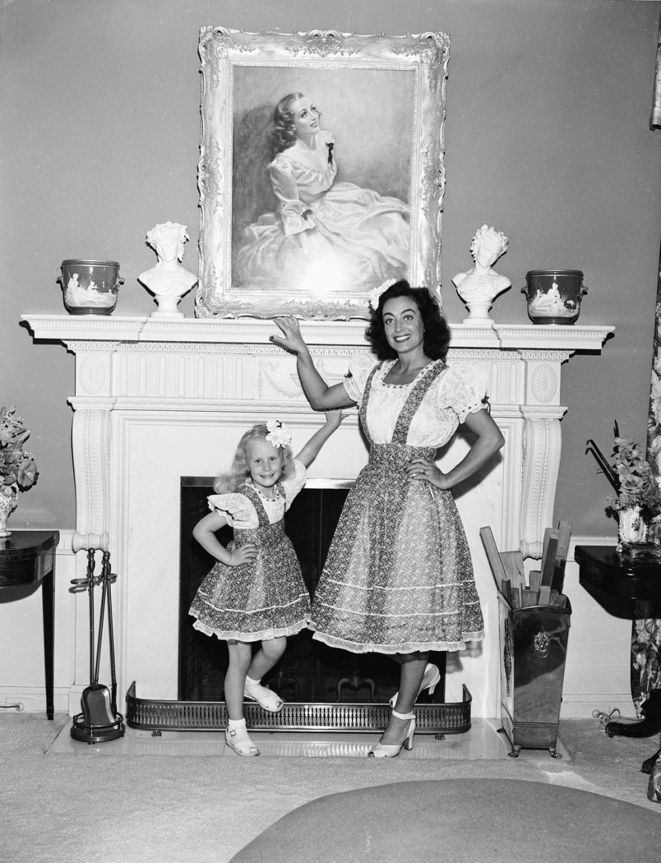 1944: Posing at home with her daughter