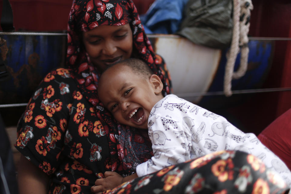 Mascuud, de un año, se ríe en brazos de su madre a bordo del Ocean Viking, un barco que rescata a migrantes que tratan de cruzar el Mediterráneo en embarcaciones endebles. Foto del 13 de septiembre del 2019. (AP Photo/Renata Brito)