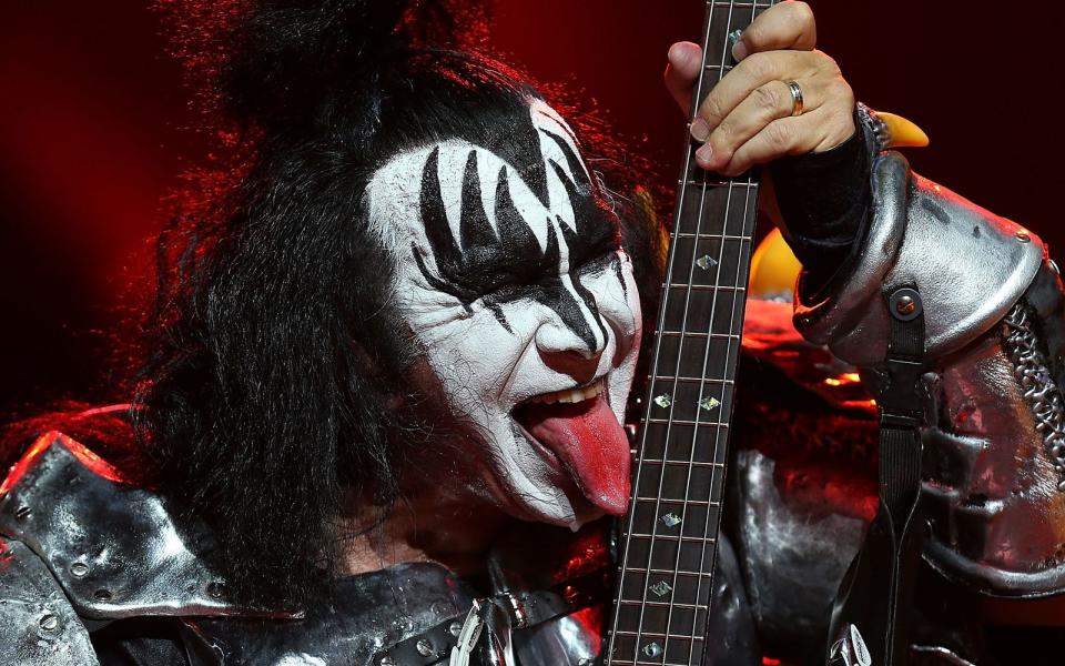 "Mehr als 25 Zentimeter", prahlt Gene Simmons gerne. Gemeint ist dabei sein bestes Stück: seine Zunge. Zu jedem Auftritt der Glam-Rockband Kiss gehören bekanntlich nicht nur Schminke, Kostüme und Plateauschuhe. Der Herr am Bass streckt nur zu gerne seinen mit für knapp 900.000 Euro versicherten roten Lappen heraus. (Bild: Paul Kane/Getty Images)