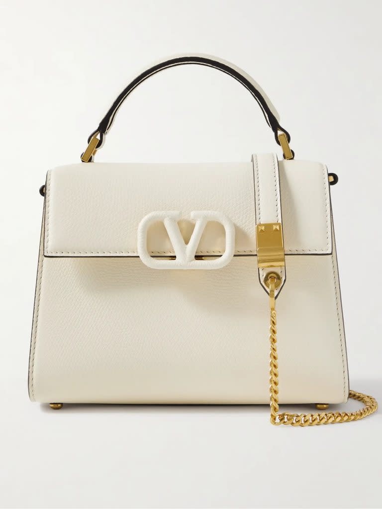 Valentino VSLING MINI TEXTURED-LEATHER SHOULDER BAG HK$31,000（圖片來源：NET-A-PORTER官網）