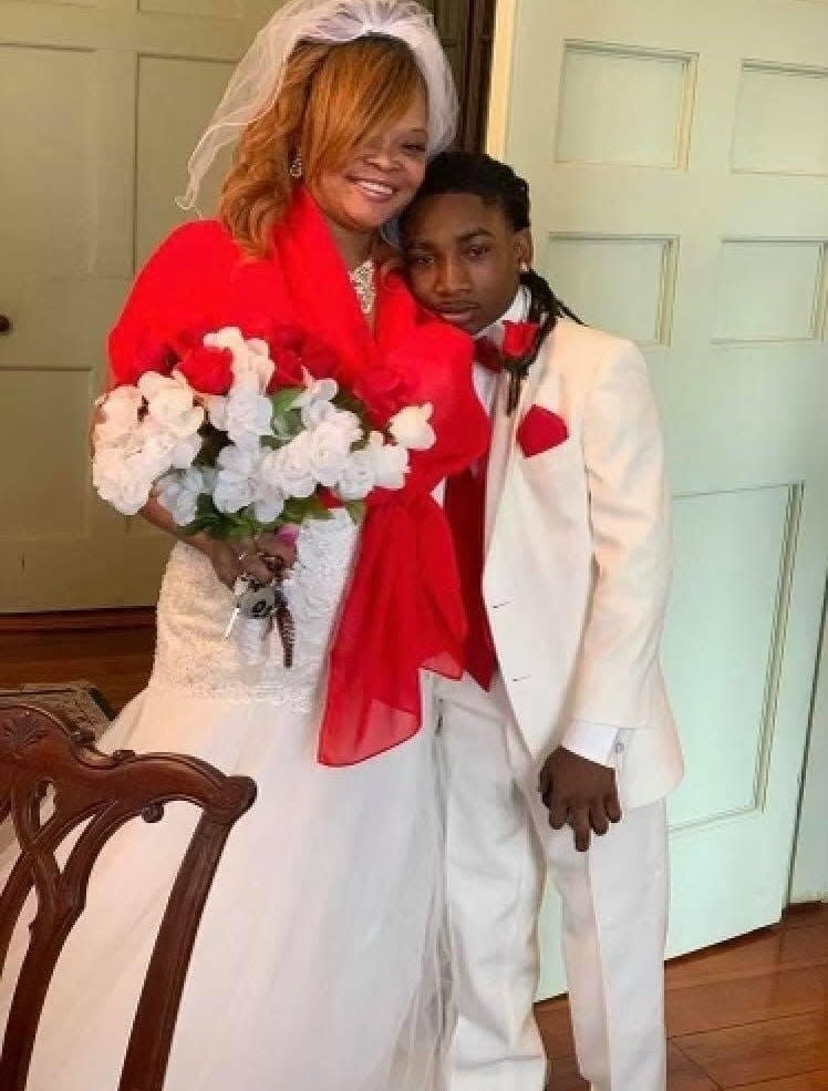 Dina Carter with her son, De'Michael Dee, at her wedding in 2021.