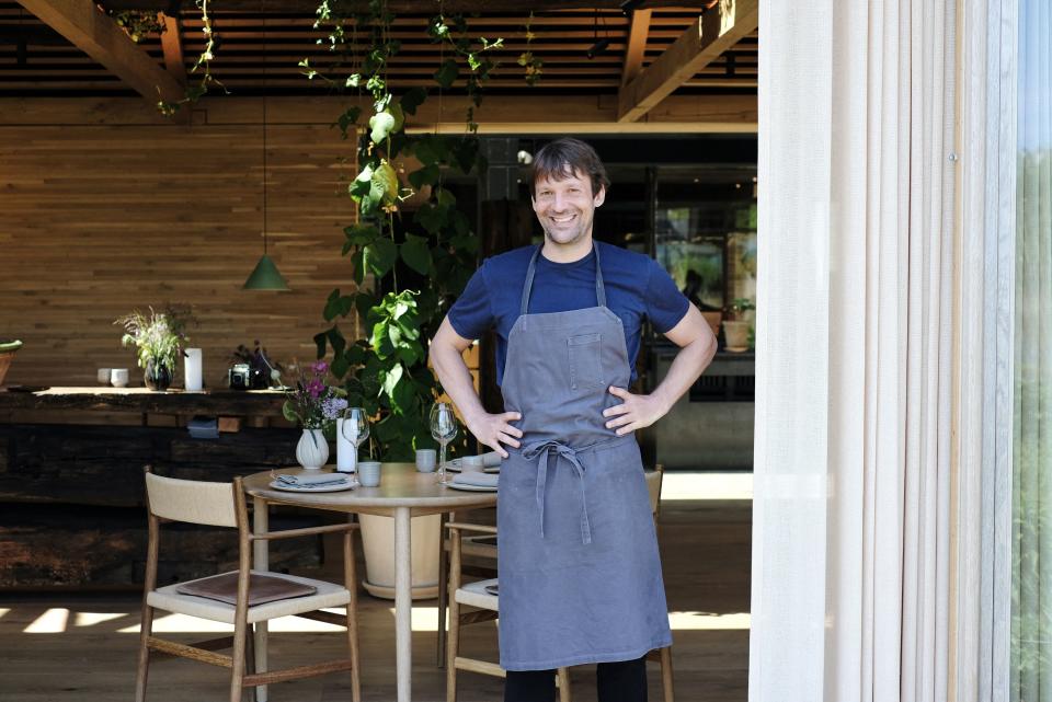 Rene Redzepi, copropietario y chef de Noma, posa en una de las salas del restaurant durante su reapertura en 2021.(Photo by THIBAULT SAVARY/AFP via Getty Images)