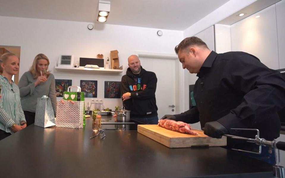 Vor den Augen der Gäste spießt Jürgen den Rollbraten auf, von links: Sarah, Natalie, Marc und Jürgen.
 (Bild: RTL)