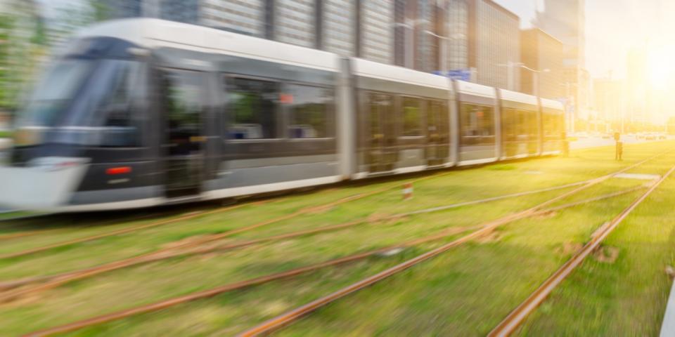 Immagine di repertorio di una metropolitana immersa nel verde, spinta dal sole (foto d’archivio Getty Images)