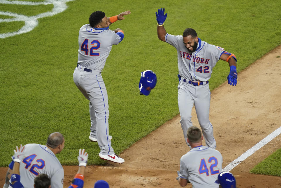 El dominicano Amed Rosario, de los Mets de Nueva York, arroja su casco tras conectar el jonrón que significó el triunfo en el segundo juego de una doble cartelera ante los Yanquis de Nueva York, el viernes 28 de agosto de 2020 (AP Foto/John Minchillo)