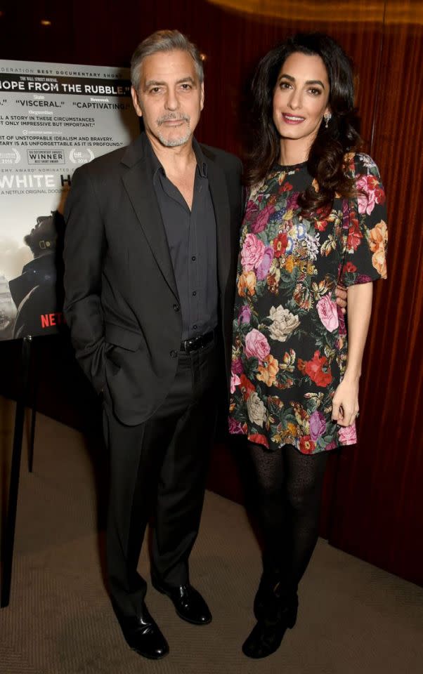 <p>Amal Clooney sait parfaitement assurer le look à fleurs par temps frais. La magnifique avocate spécialiste des droits de l’homme a participé à l’avant-première du documentaire Netflix The White Helmets à Londres, vêtue d’une robe fourreau fleurie élégante Dolce & Gabbana. Elle a accessoirisé la belle robe de bas noirs et de bottines, et a détaché ses cheveux ondulés. Ça n’est pas la première fois qu’elle optait pour cette robe non plus. En effet, elle l’avait déjà portée en octobre 2015. (Photo par Getty Images)</p>