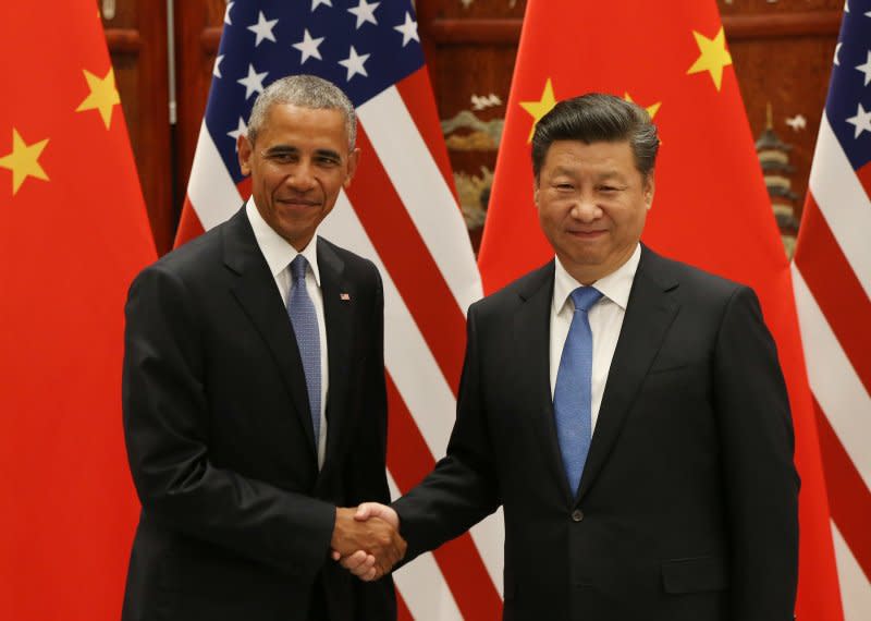 美國總統歐巴馬（左）與中國國家主席習近平（右）在中國杭州西湖國賓館會面，兩人握手合照。（美聯社）