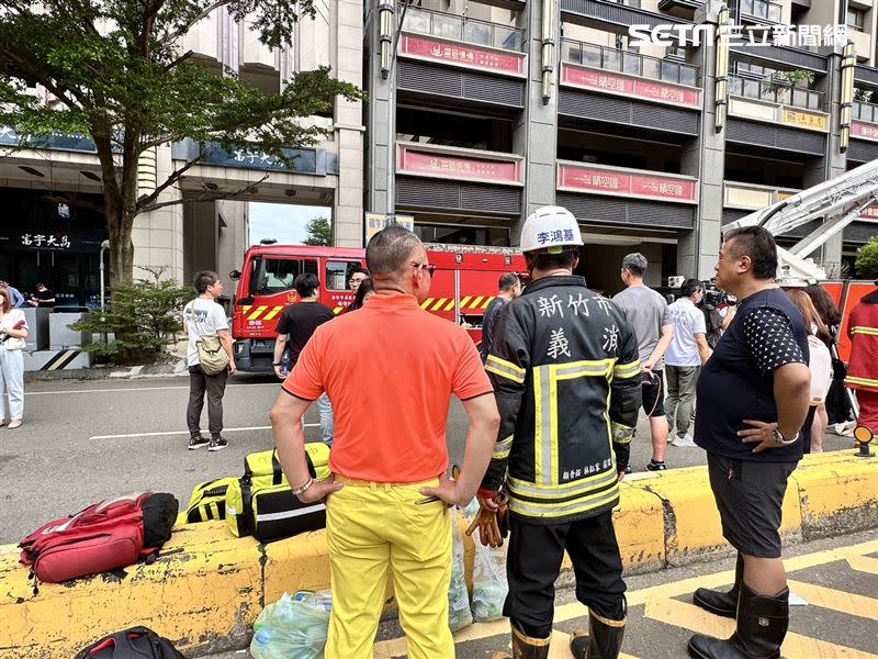 「竹北吊車大王」胡漢龑，到新竹火警現場，協助支援。（圖／記者羅欣怡攝影）