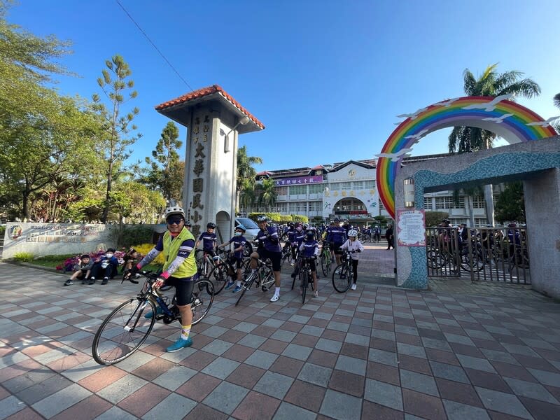 高市大華國小畢業生完成自行車百里挑戰 高雄市鳥松區大華國小34名畢業生13日完成全長114.3 公里的畢業自行車騎行，在終點接受師長們的歡呼。 （高雄市教育局提供） 中央社記者蔡孟妤傳真  113年4月14日 