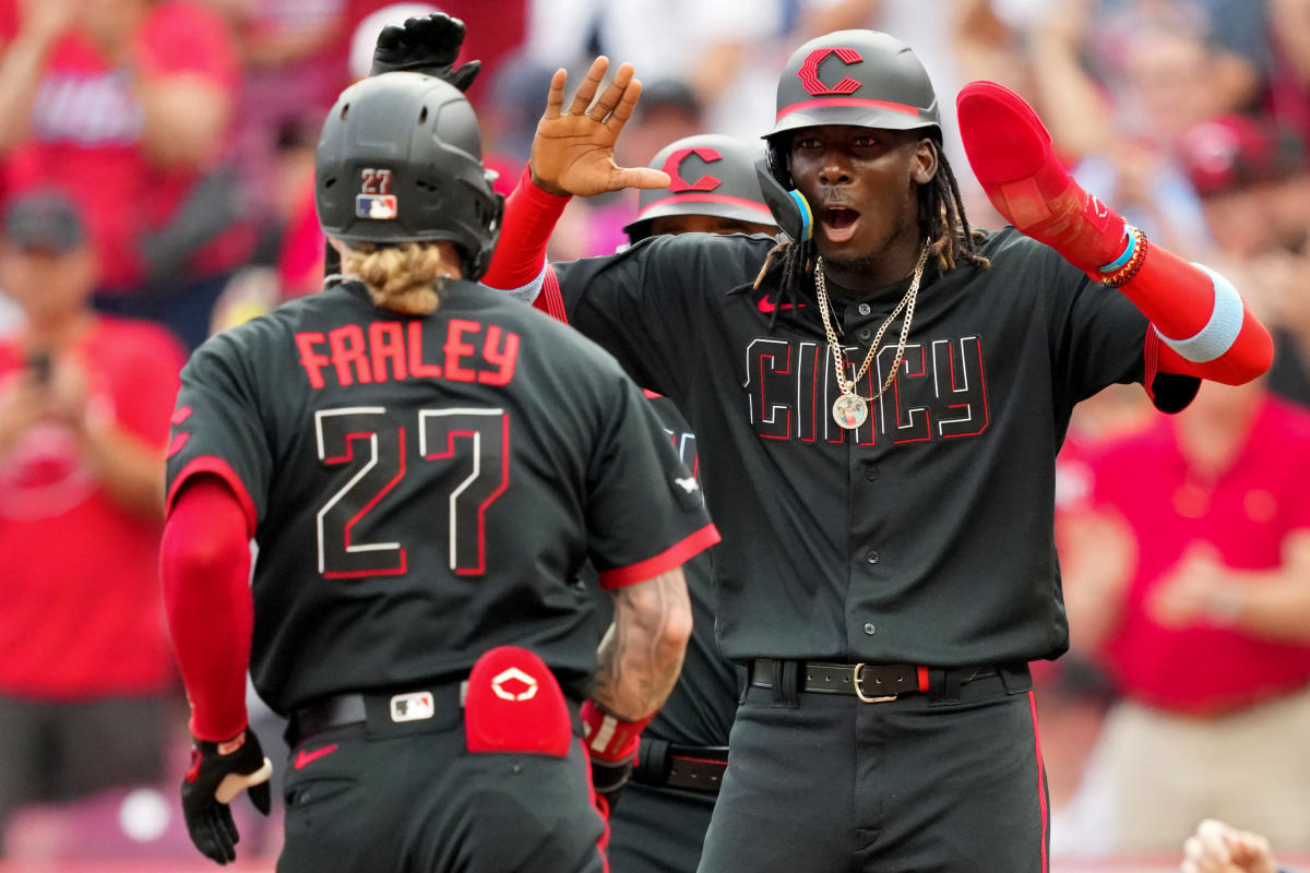 Eric Davis of the Cincinnati Reds circles the bases after hitting a News  Photo - Getty Images