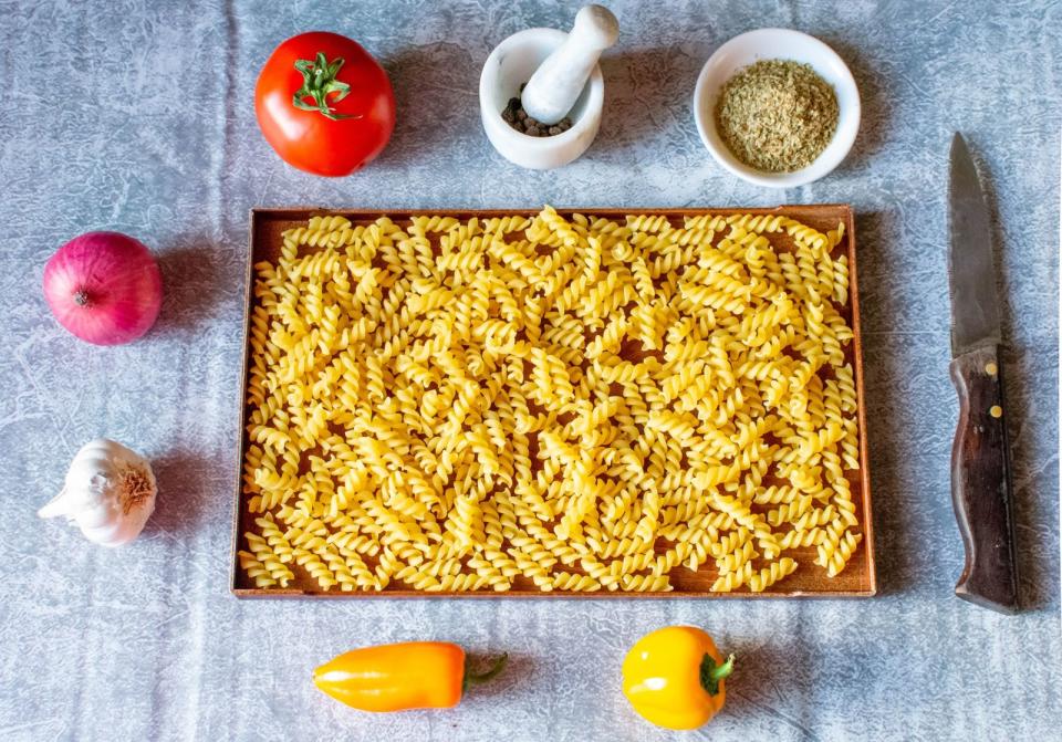 <p>Ein schnelles Mittag- oder Abendessen, das vor allem Kinder lieben, sind diese Nudeln mit Paprikasauce. Dafür werden Knoblauch, Zwiebeln und gelbe Paprika in kleine Stückchen geschnitten und in einer Pfanne heiß angebraten. Nebenbei Nudeln in Salzwasser gar kochen. Für die Sauce das Gemüse mit Parmesan und einer Tasse Nudelwasser im Mixer pürieren und anschließend zu den Nudeln geben. (Bild: iStock/CDPhotoWorkz)</p> 