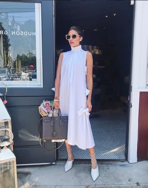 <p>Style-Queen Olivia Culpo macht mal wieder alles richtig: Sie trägt ein süßes wadenlanges Kleid mit farblich abgestimmten Schuhen. Besonderer Fashion-Twist: Die gepunkteten Söckchen, die das mädchenhafte Outfit abrunden. (Foto: Instagram/Olivia Culpo) </p>