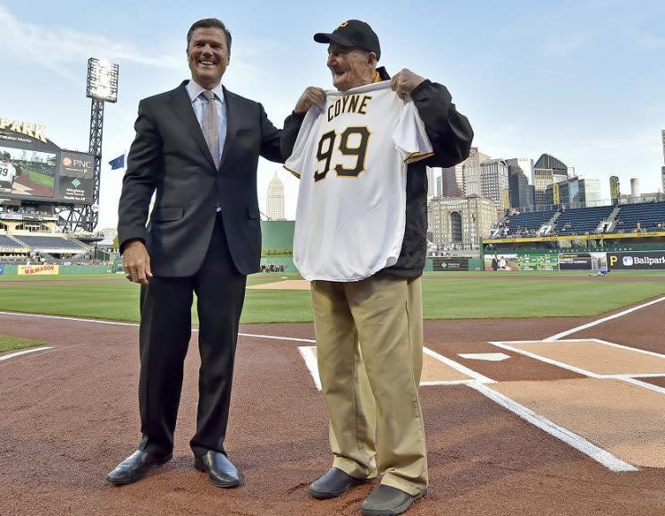 Pittsburgh Pirates president Frank Coonelly (left) honors usher Phil Coyne during a pregame ceremony on Wednesday. (AP)