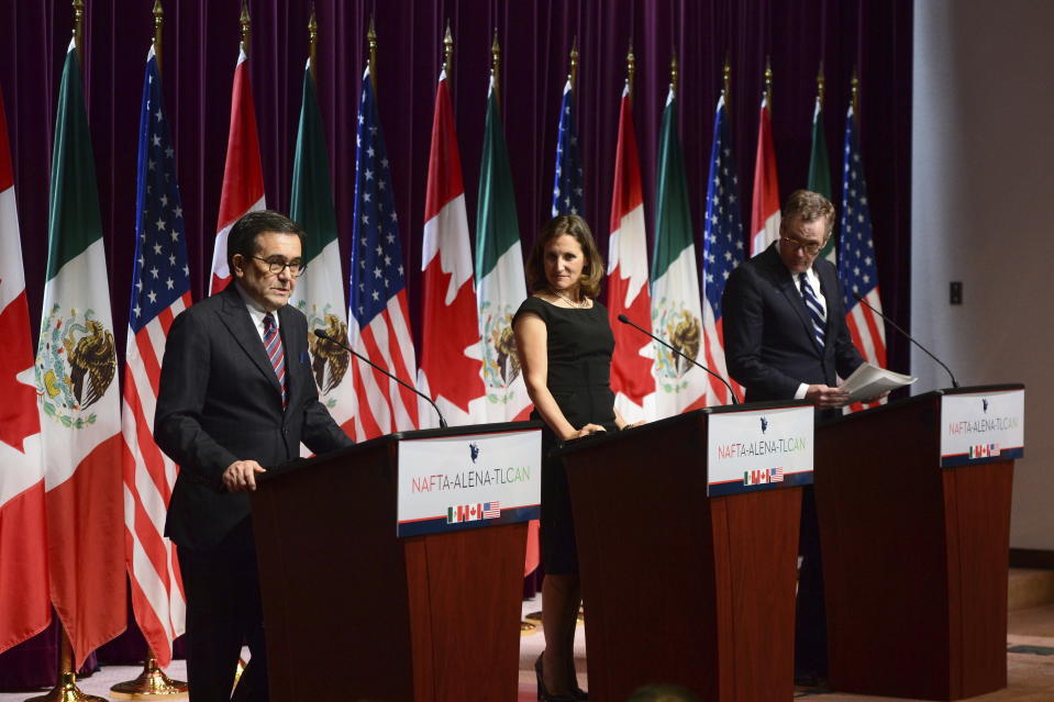 Desde la izquierda, secretario de Economía de México, lldefonso Guajardo; la canciller canadiense Chrystia Freeland y el representante comercial estadounidense Robert Lighthizer, en conferencia de prensa sobre el avance de las negociaciones del acuerdo comercial TLCAN/NAFTA en Ottawa, Canadá, el miércoles 27 de septiembre de 2017. (Sean Kilpatrick/The Canadian Press vía AP)