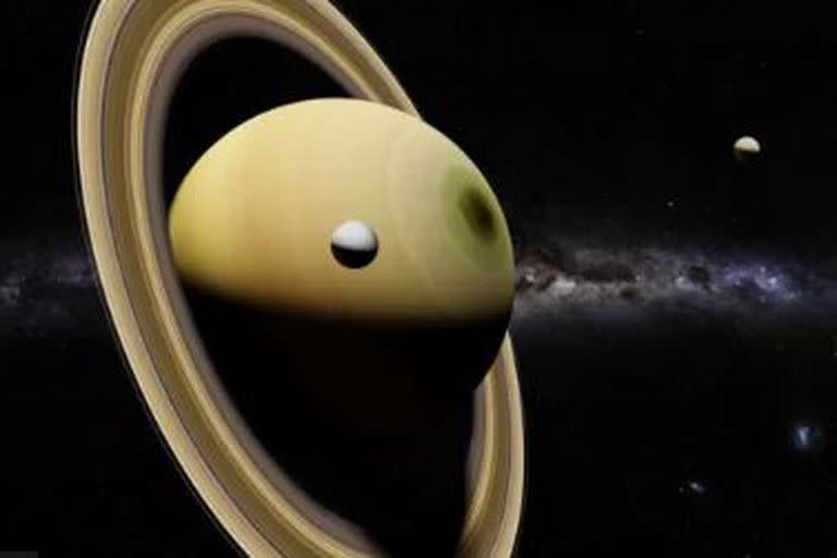 Los astrónomos han estado observando a Saturno y sus satélites durante más de tres siglos y medio