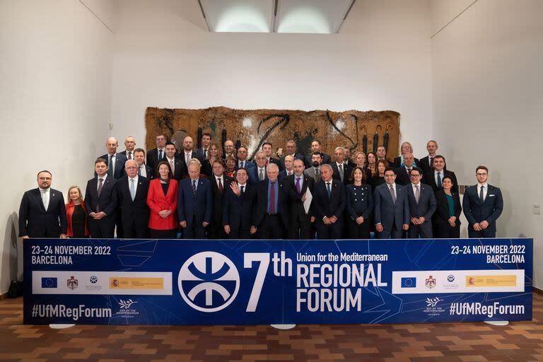 24/11/2022 Foto de familia, en el centro, el ministro de Asuntos Exteriores, Unión Europea y Cooperación, José Manuel Albares (i) y el Alto Representante de la UE Josep Borrell (d), posan en el VII Foro regional de la Unión por el Mediterráneo (UpM), a 24 de noviembre de 2022, en Barcelona, Catalunya (España). 