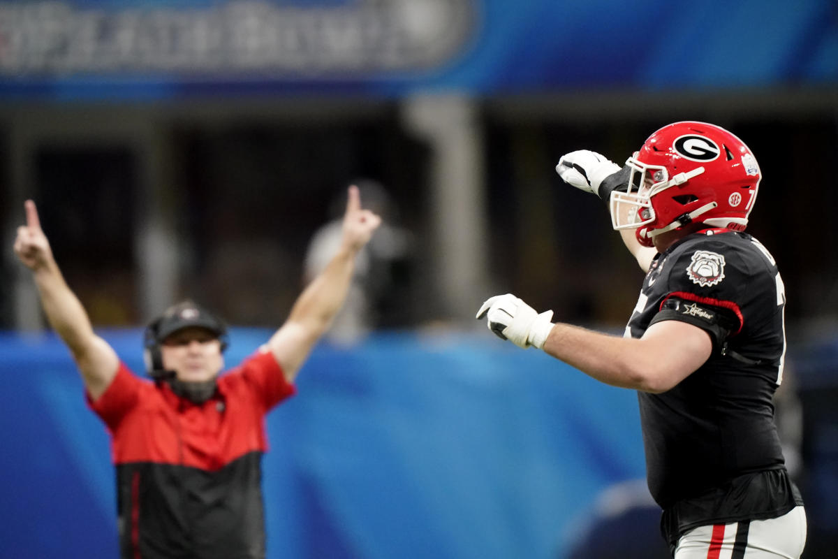 Football's Standout Season Ends with 24-21 Peach Bowl Loss to Georgia -  University of Cincinnati Athletics