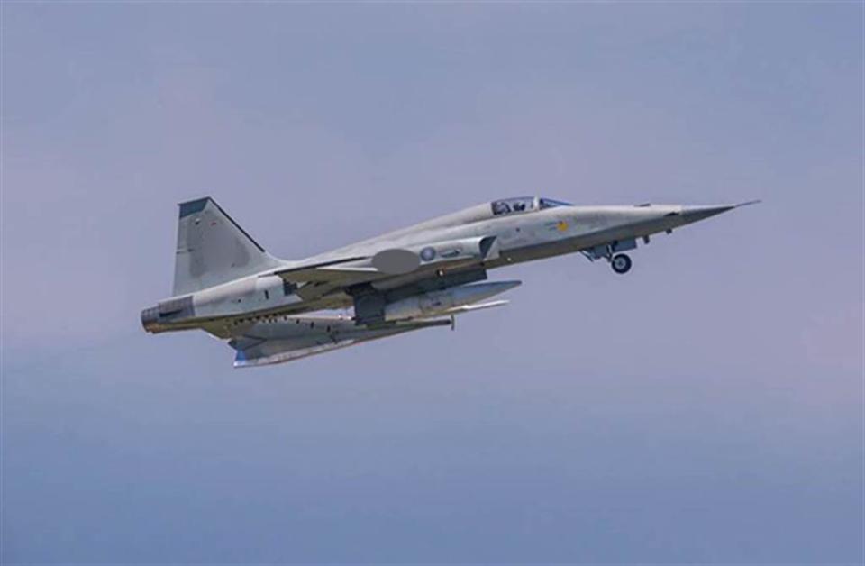 國防部2架F-5E戰鬥機於屏東牡丹岸際疑似空中擦撞墜海。圖為F-5E戰機。(陳姓航空迷提供／蔡旻妤台東傳真)