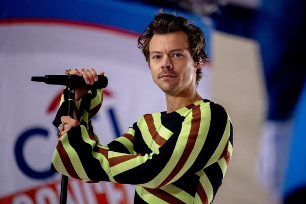 Harry Styles sube y borra foto con camiseta de One Direction, fans entran en pánico