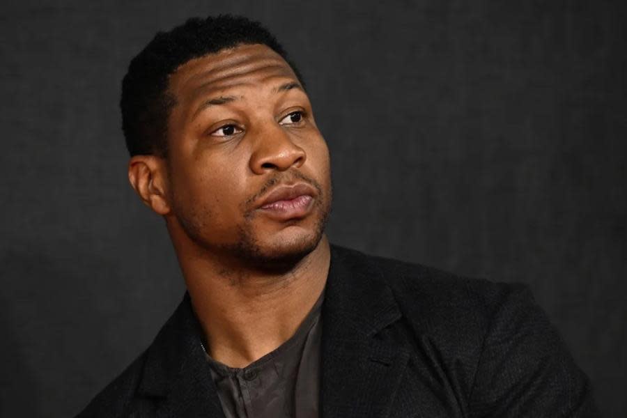 Abogada de Jonathan Majors publica mensajes de la mujer que lo acusó y que supuestamente prueban su inocencia 