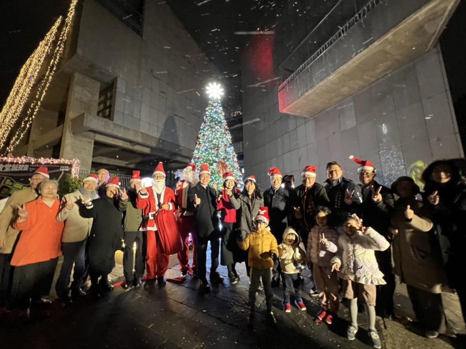 東海大學打造白色聖誕夜，首度以雪花機製雪，飄雪校園，繽紛美麗。（圖：東海大學提供）