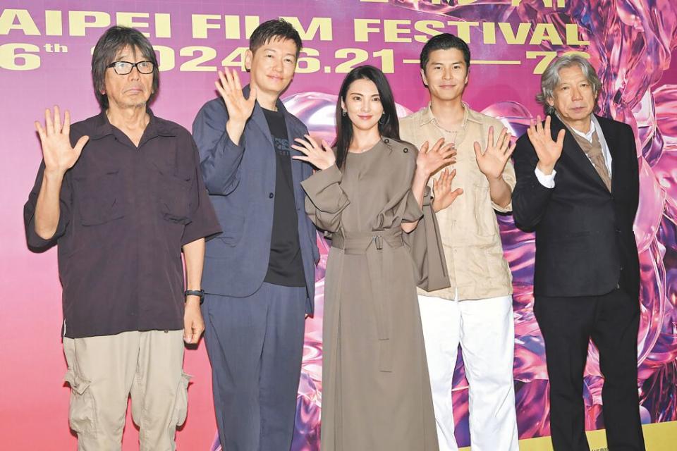 《福田村事件》導演森達也（左起）、井浦新、田中麗奈、朝井大智與製片小林三四郎6月30日出席台北電影節星光首映記者會。（黃世麒攝）