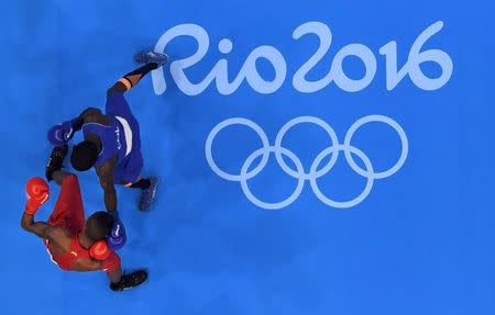 2016 Rio Olympics - Boxing - Preliminary - Men's Light Fly (49kg) Round of 32 Bout 2 - Riocentro - Pavilion 6 - Rio de Janeiro, Brazil - 06/08/2016. Patrick Lourenco (BRA) of Brazil and Yuberjen Martinez Rivas (COL) of Colombia compete. REUTERS/Pool