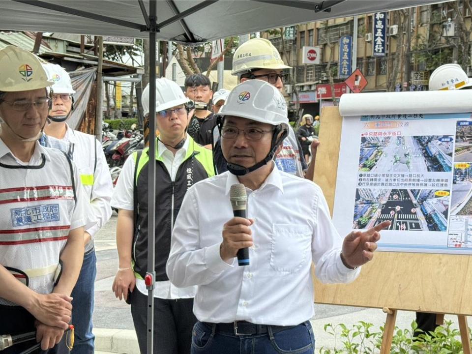 侯友宜說，這條人行道是人民的大事情，他感謝養工處辛苦，表示市府會一條一條人行道慢慢蓋完。（柯毓庭攝）