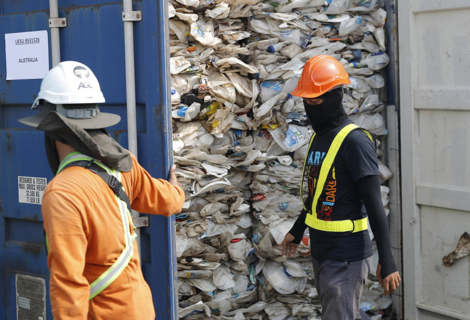 Arbeiter öffnen in Malaysia einen Container voller nicht recycelbarer Kunststoffe. (Foto: Vincent Thian/AP/dpa)